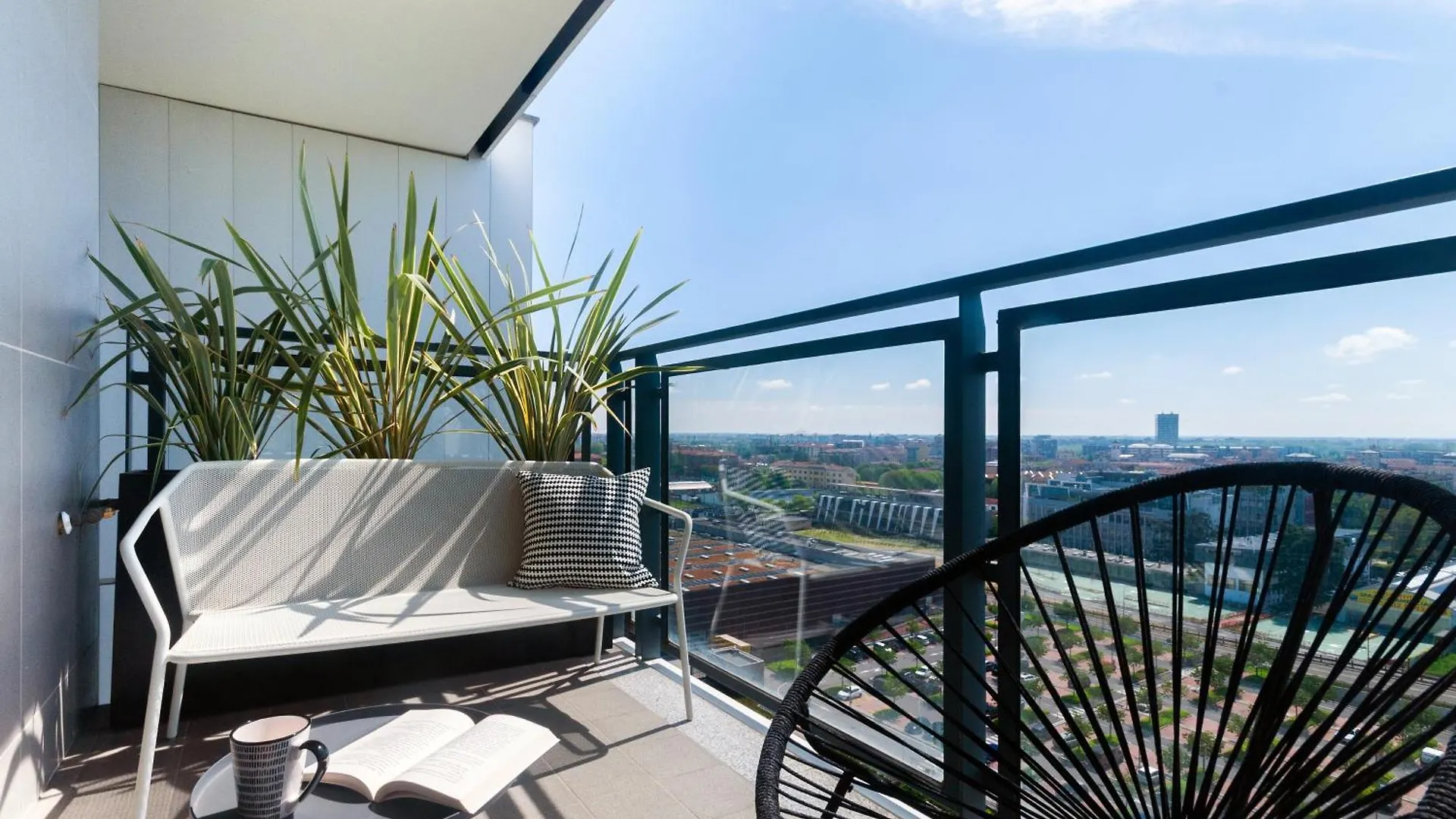 Apartment With Panoramic View Of Milan And Public Free Parking Lot 0*,  Italie