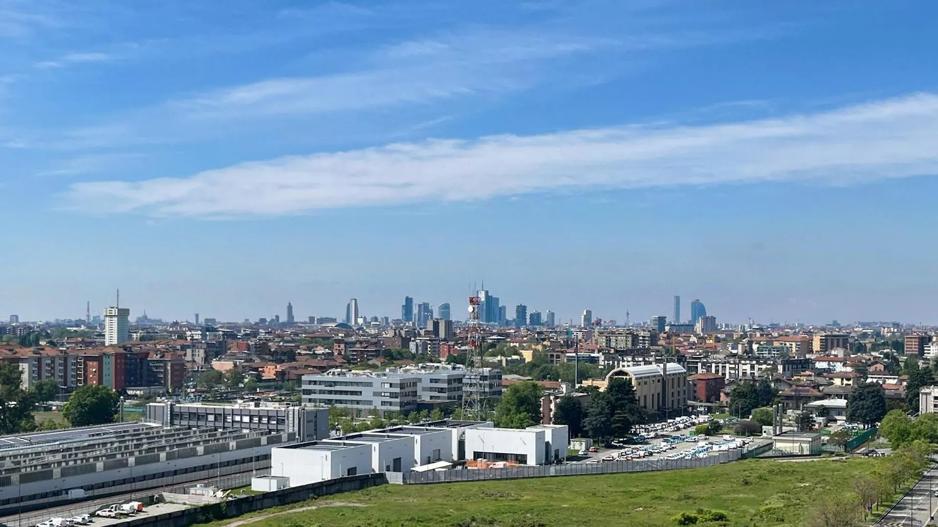 Apartment With Panoramic View Of Milan And Public Free Parking Lot